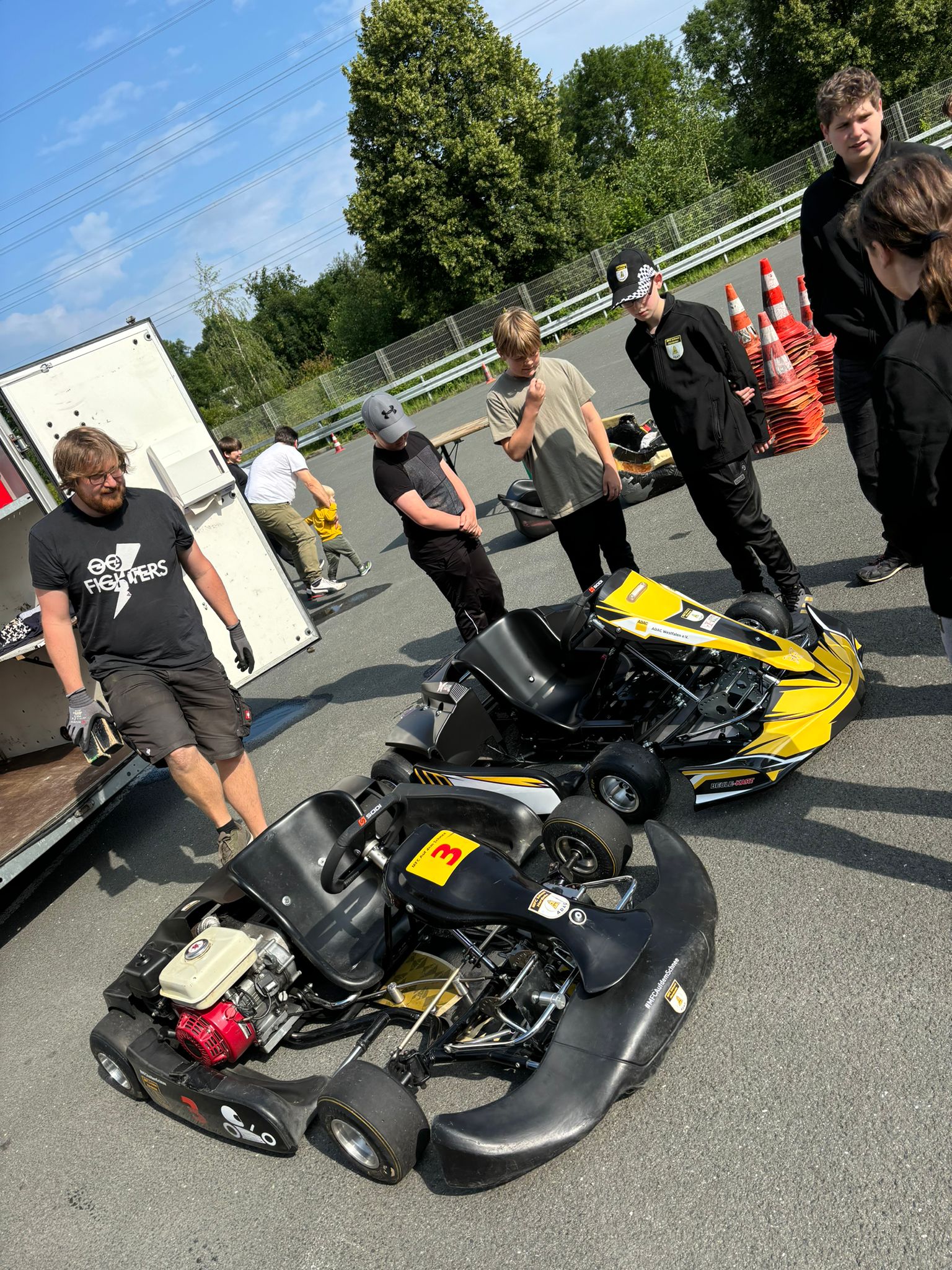 Junge Fahrer der MFC-Jugendgruppe mit gelbem Kart auf dem Trainingsgelände