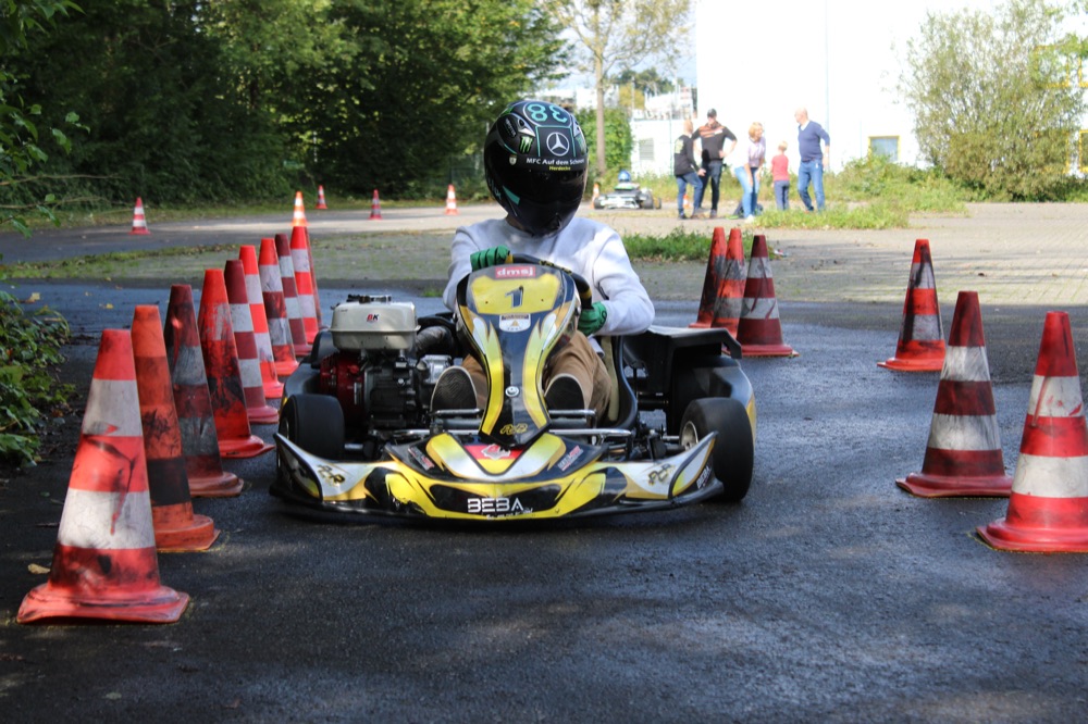 Skizze eines Kartslalom-Parcours mit Pylonen