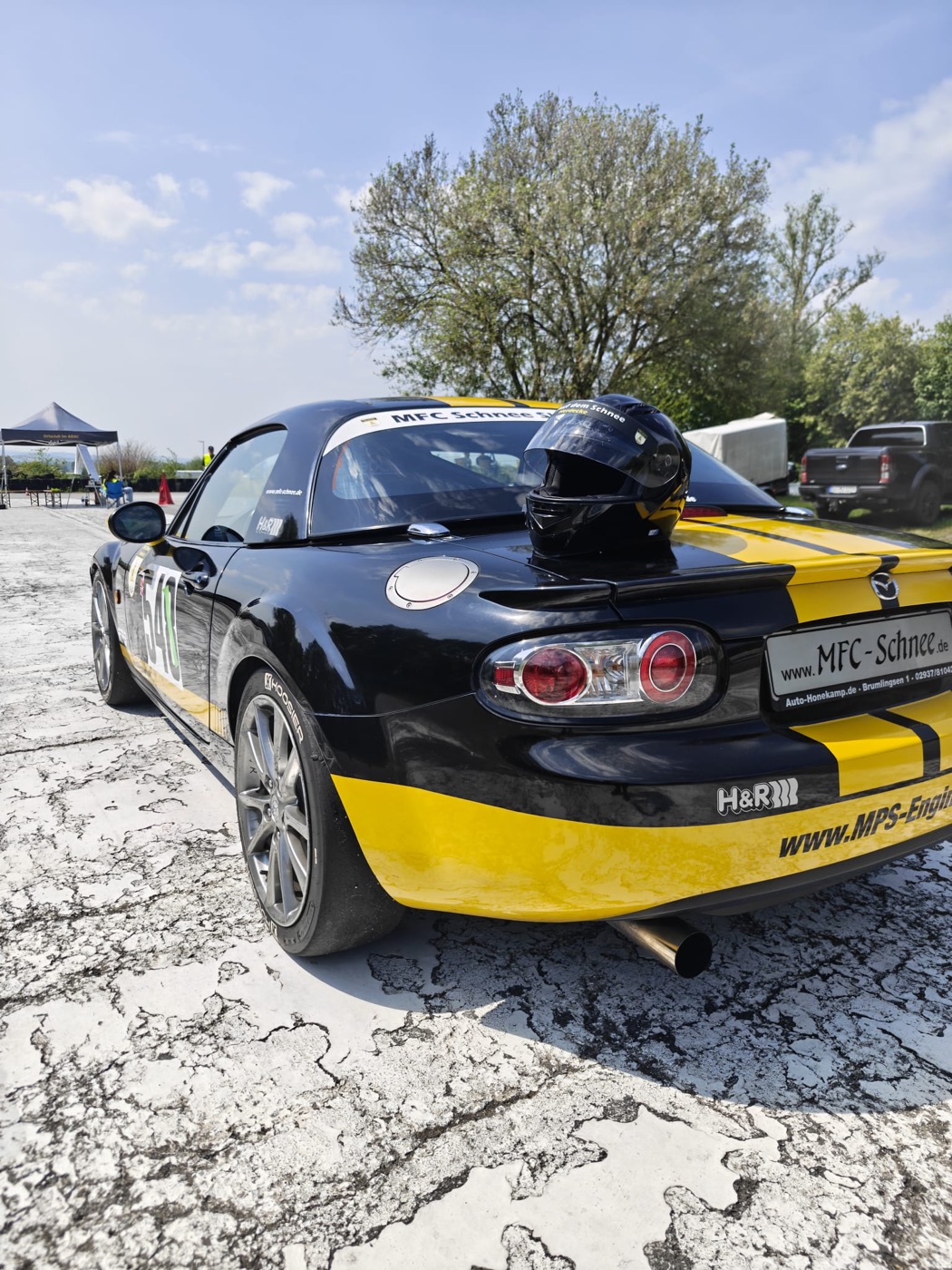 Slalomfahrzeug des MFC im Fahrerlager mit Helm auf dem Heck